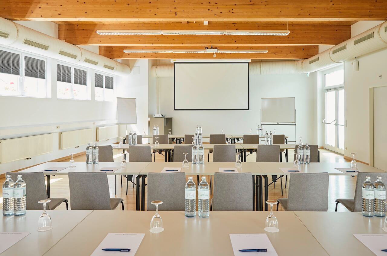 Konferenzsaal mit Leinwand_ © ROBINSON LANDSKRON